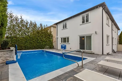 15496 Riverside Drive Whitestone NY 11357