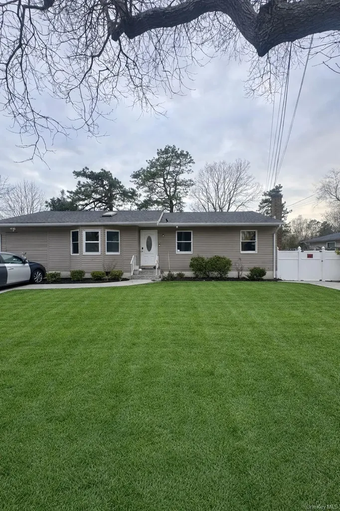 264 N Bicycle Path Selden NY 11784