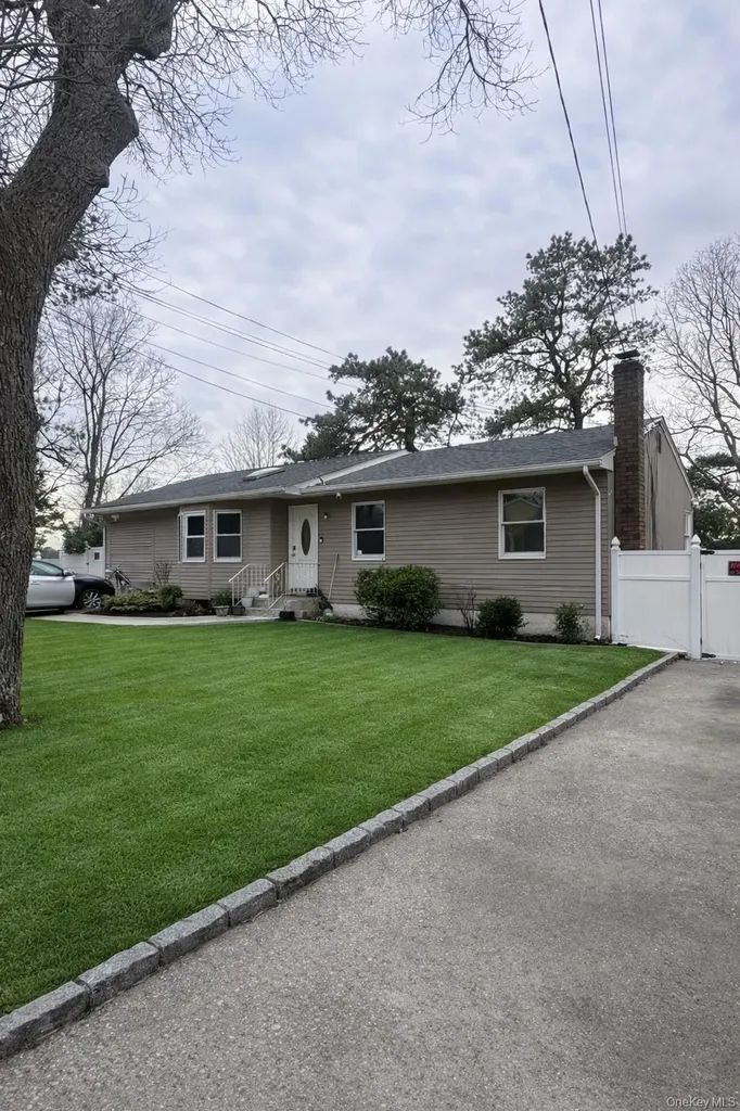 264 N Bicycle Path Selden NY 11784