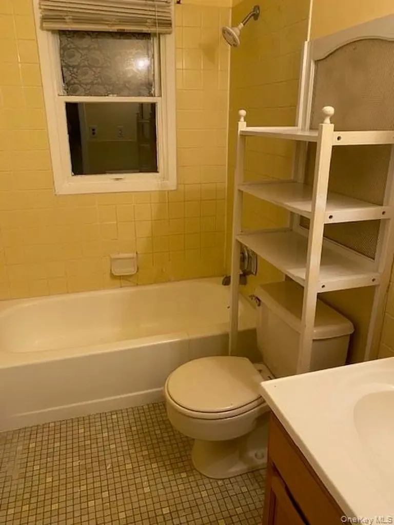 112 Gun Lane Levittown NY 11756