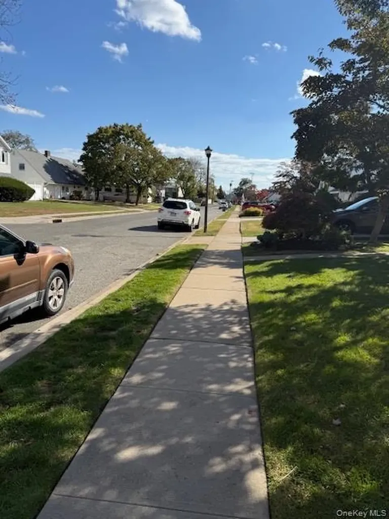112 Gun Lane Levittown NY 11756