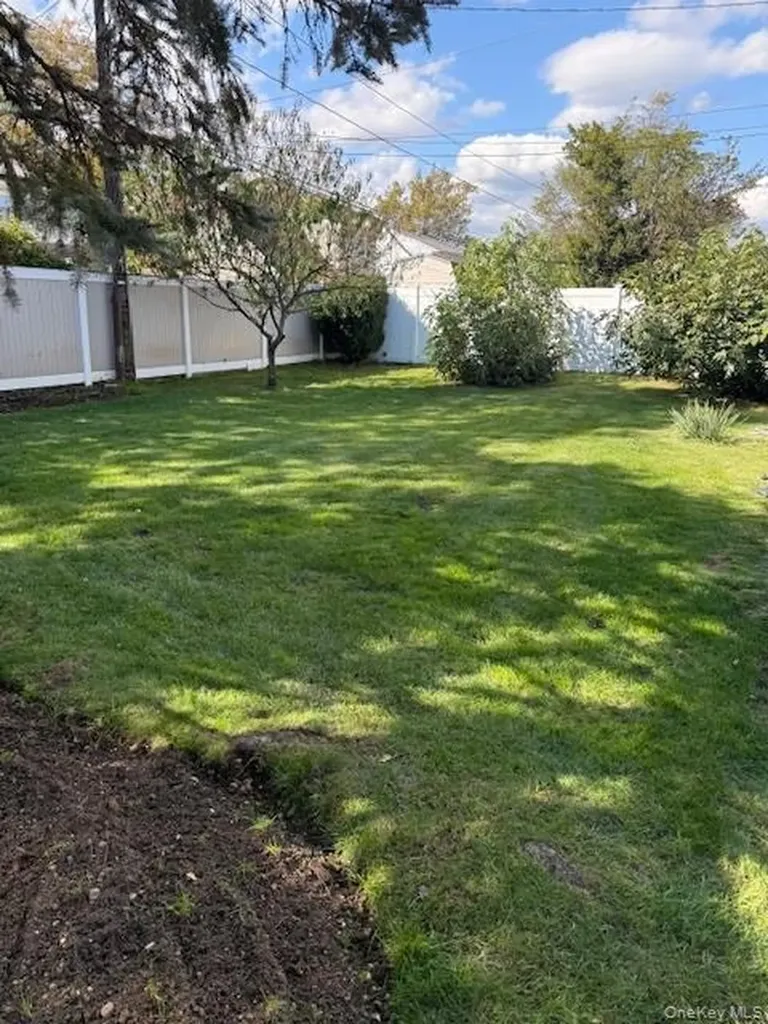 112 Gun Lane Levittown NY 11756