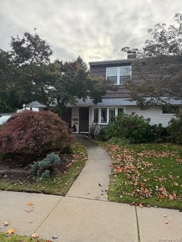 112 Gun Lane Levittown NY 11756