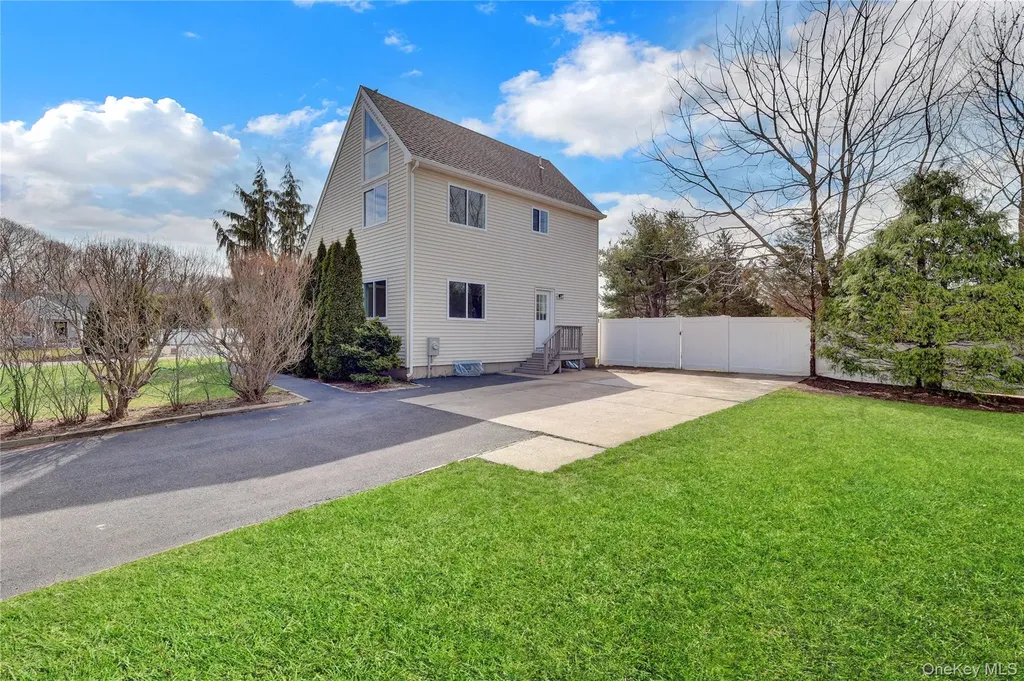 7 Roan Lane Riverhead NY 11901