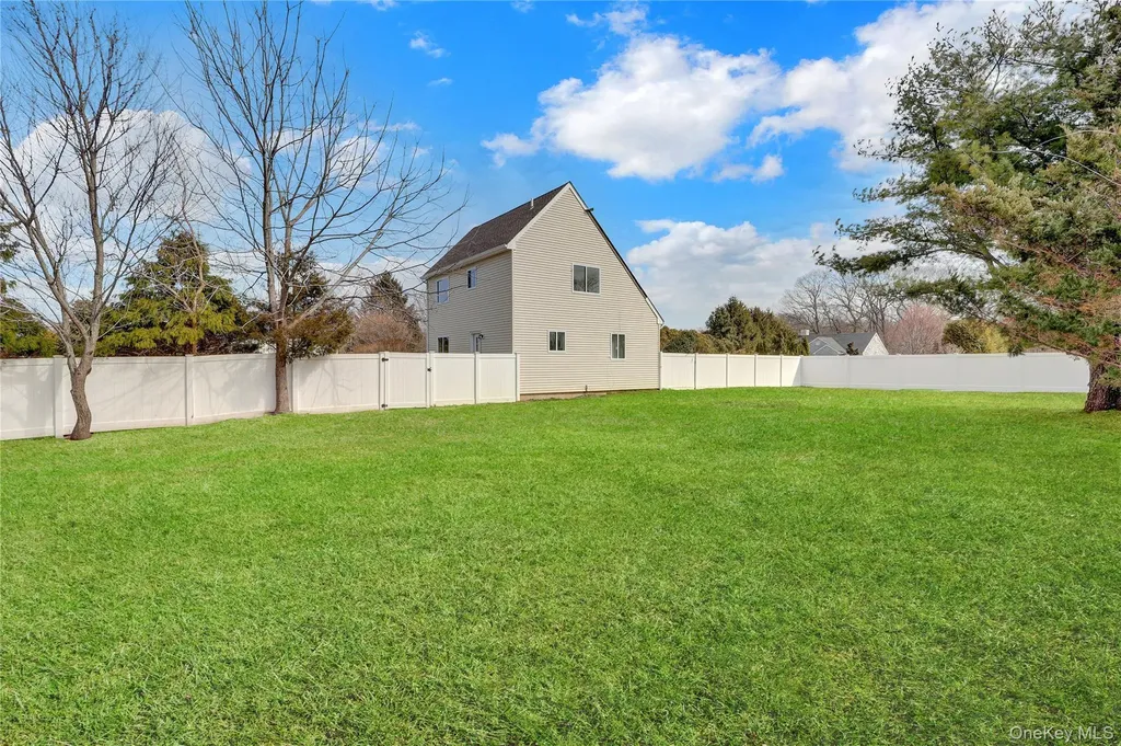 7 Roan Lane Riverhead NY 11901