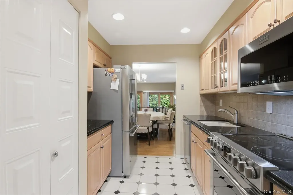 54 Southgate Circle Massapequa Park NY 11762
