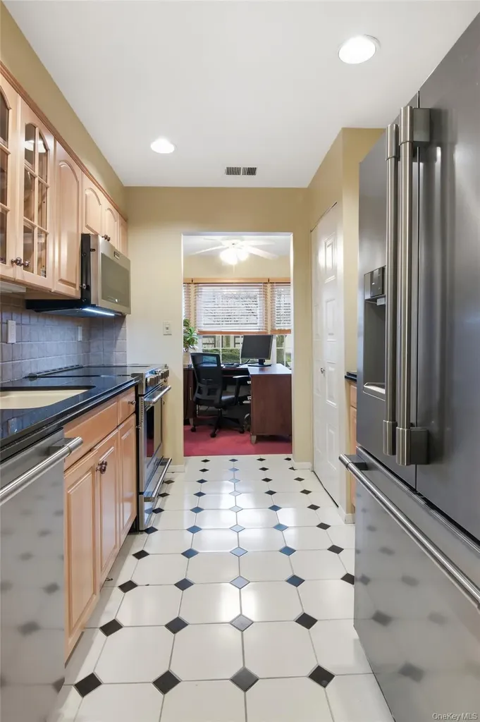 54 Southgate Circle Massapequa Park NY 11762