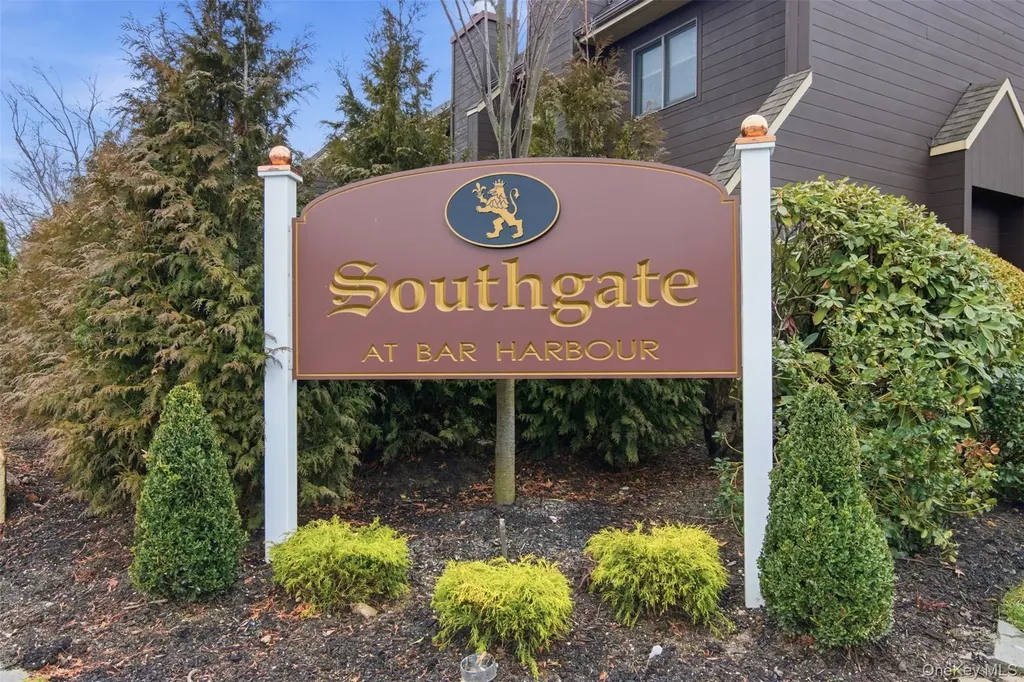 54 Southgate Circle Massapequa Park NY 11762