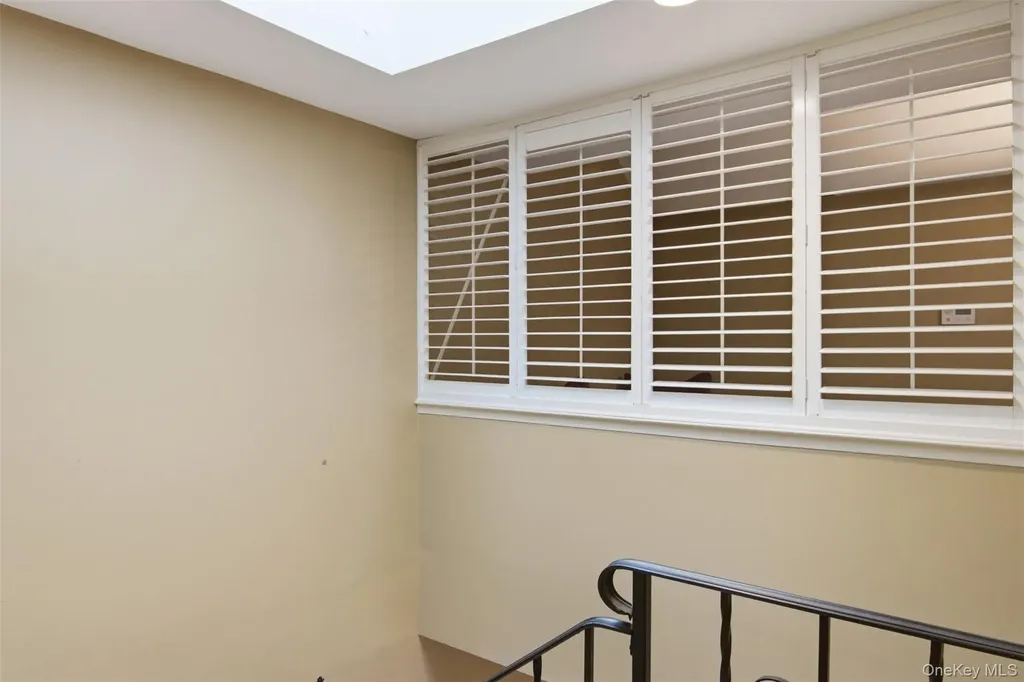 54 Southgate Circle Massapequa Park NY 11762