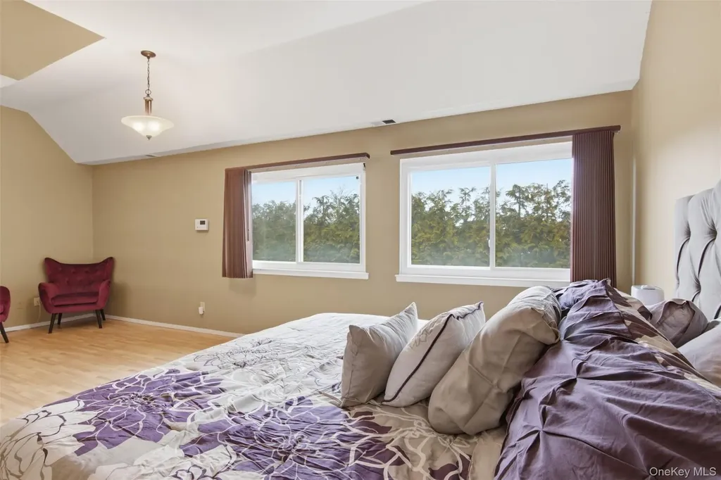 54 Southgate Circle Massapequa Park NY 11762