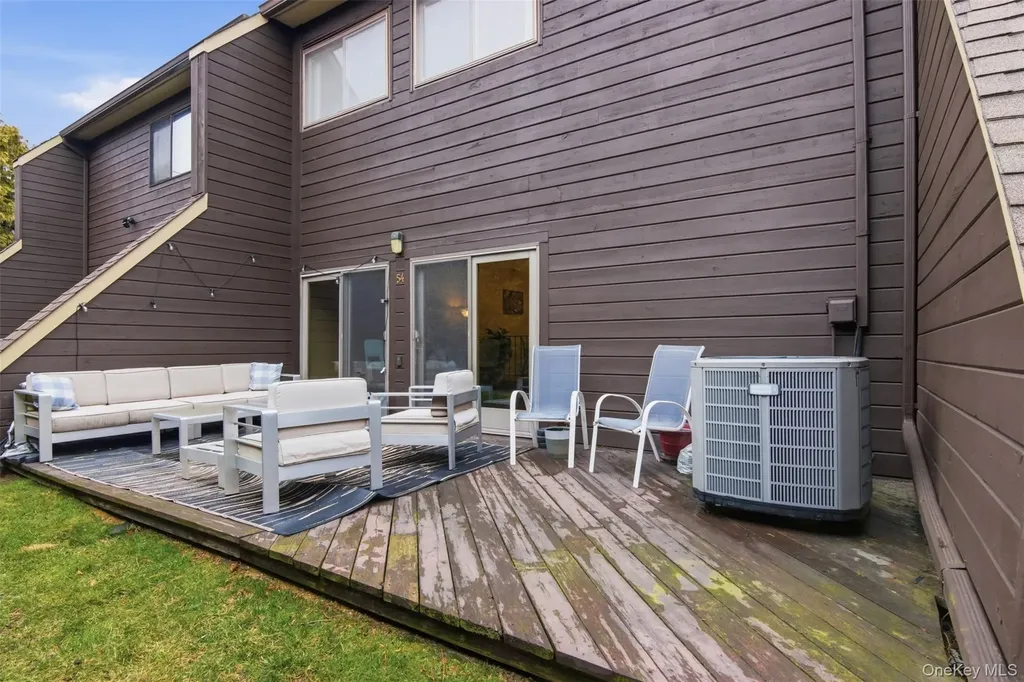 54 Southgate Circle Massapequa Park NY 11762