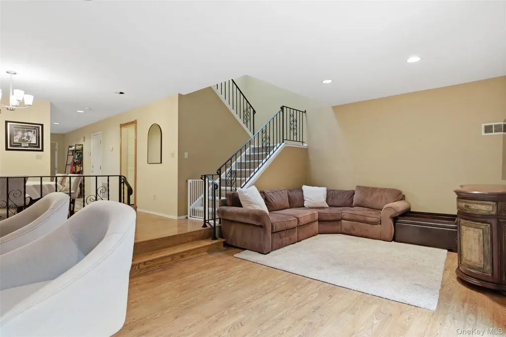 54 Southgate Circle Massapequa Park NY 11762