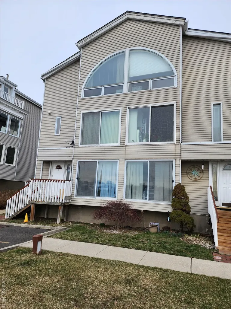 5 Landing Way Bronx NY 10464