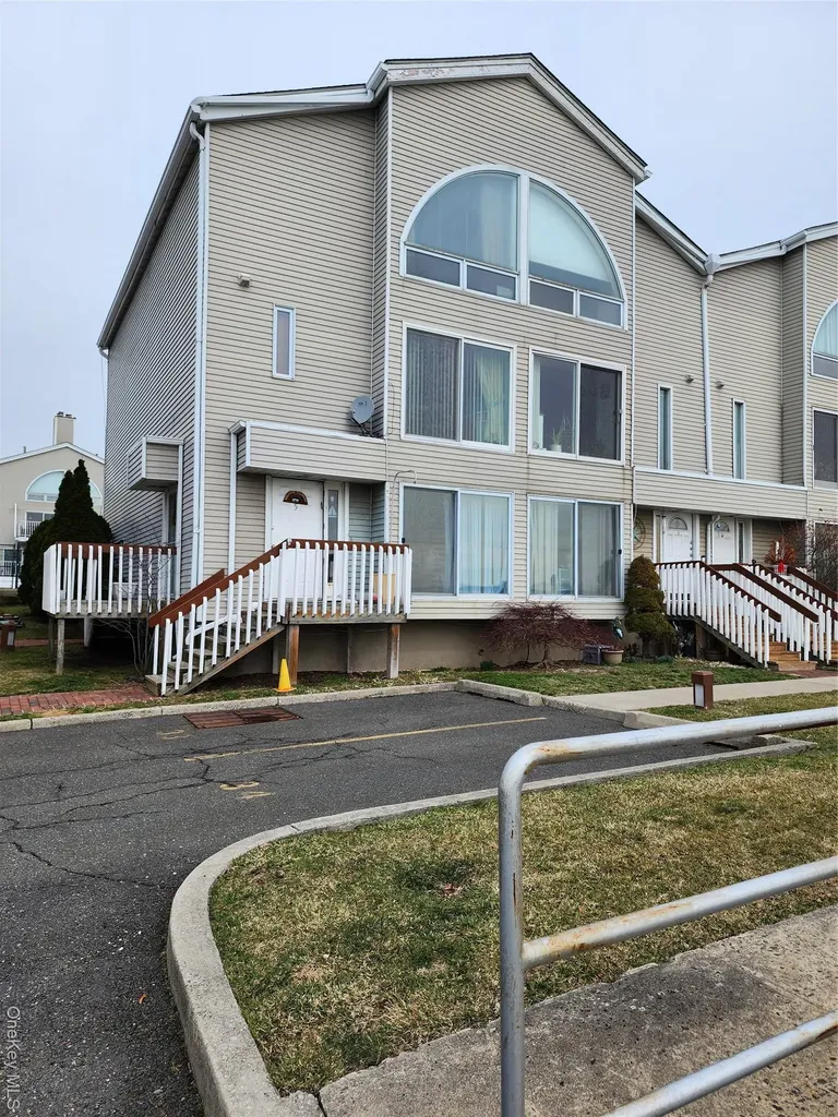 5 Landing Way Bronx NY 10464