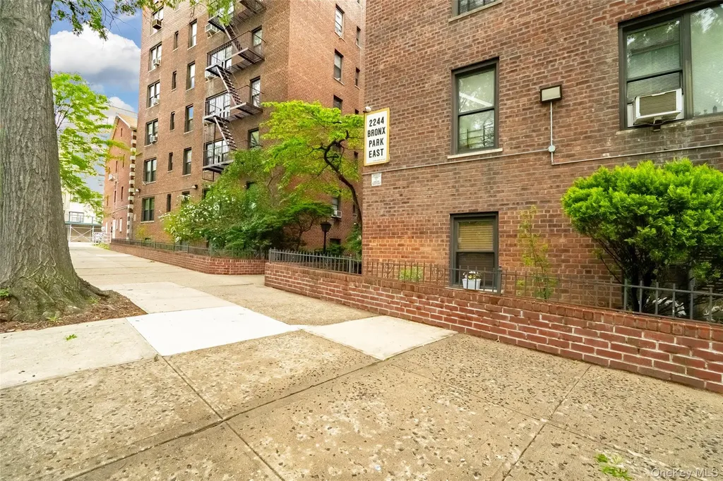 2244 Bronx Park E Bronx NY 10467