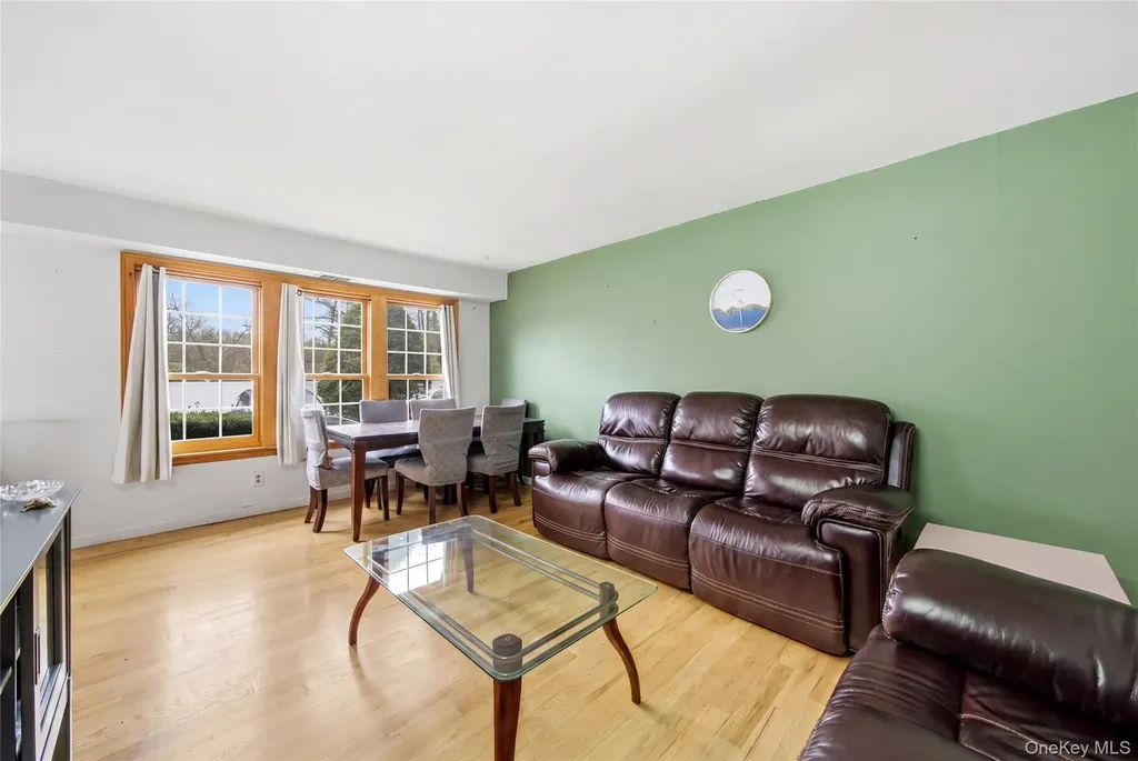 95 Whalers Cove Babylon NY 11702