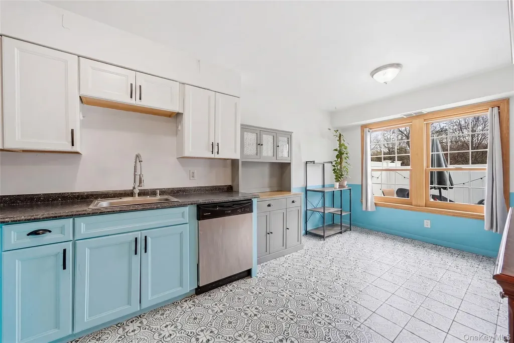 95 Whalers Cove Babylon NY 11702