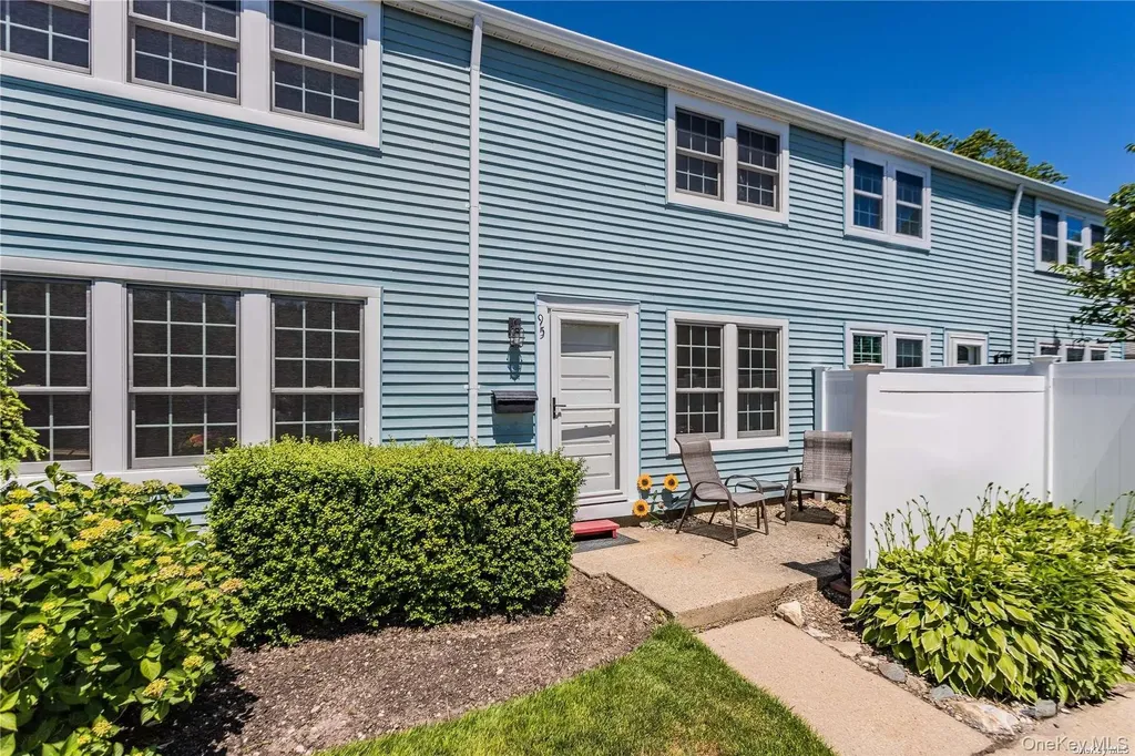 95 Whalers Cove Babylon NY 11702