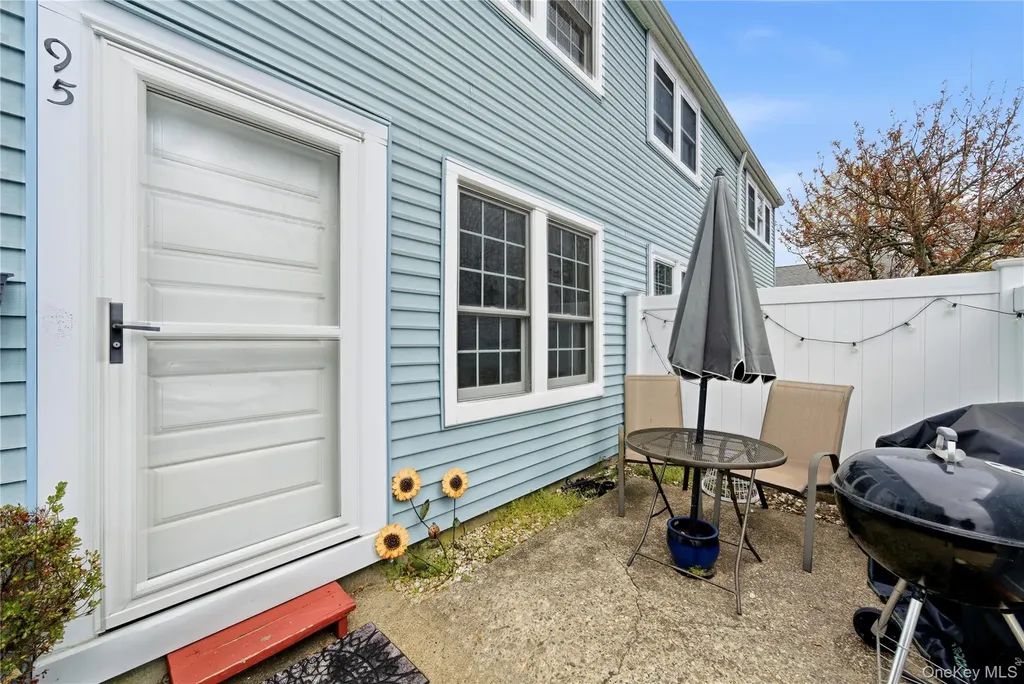 95 Whalers Cove Babylon NY 11702