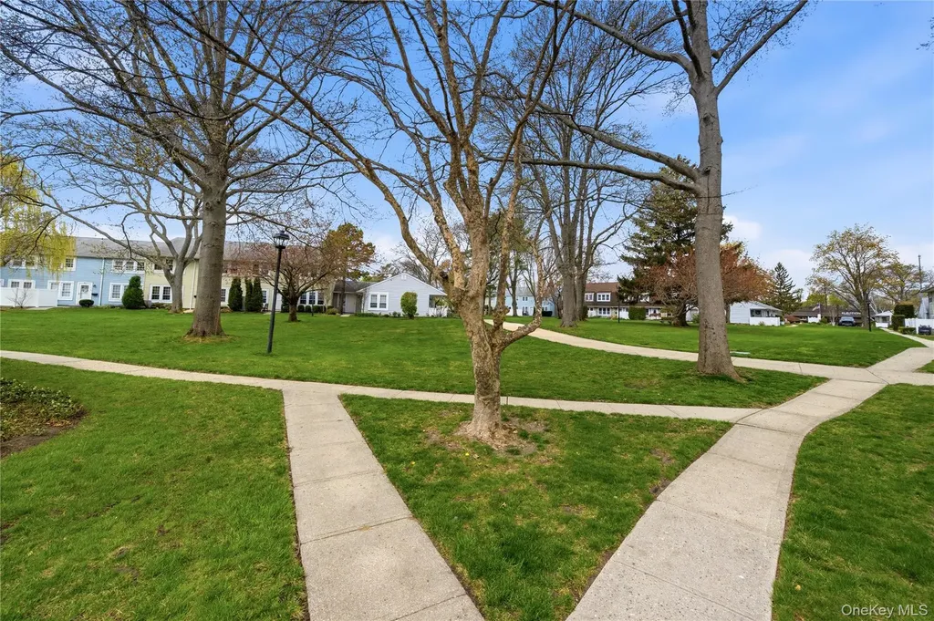 95 Whalers Cove Babylon NY 11702