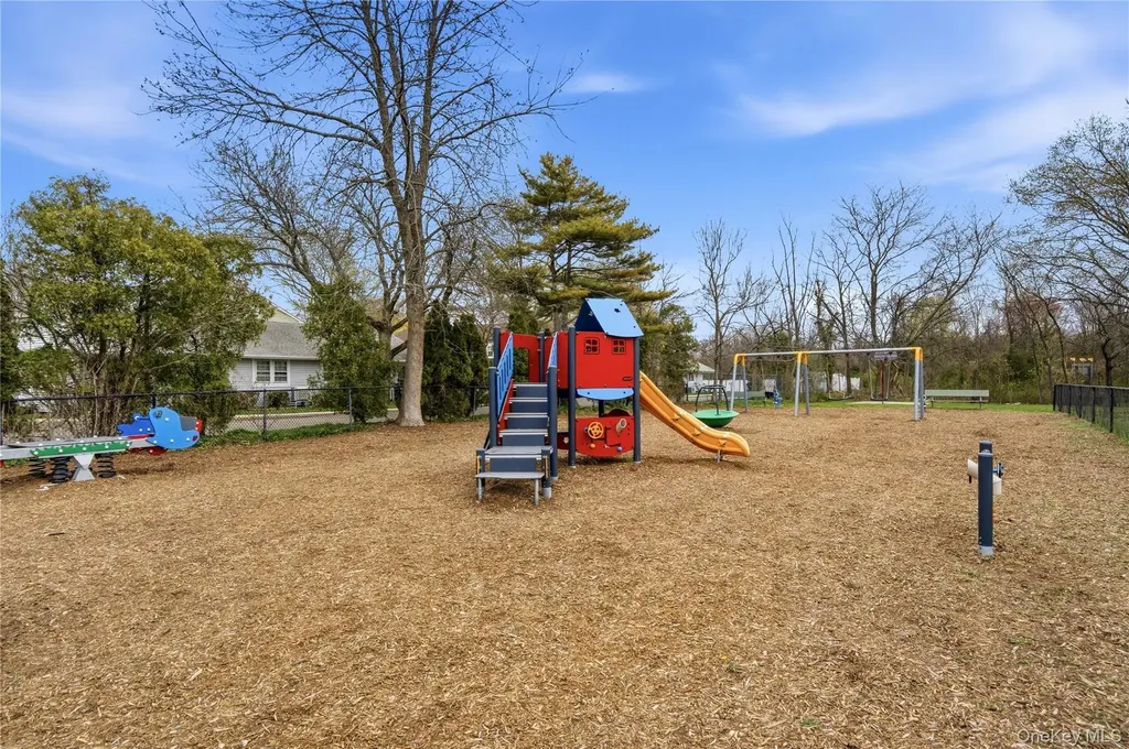 95 Whalers Cove Babylon NY 11702