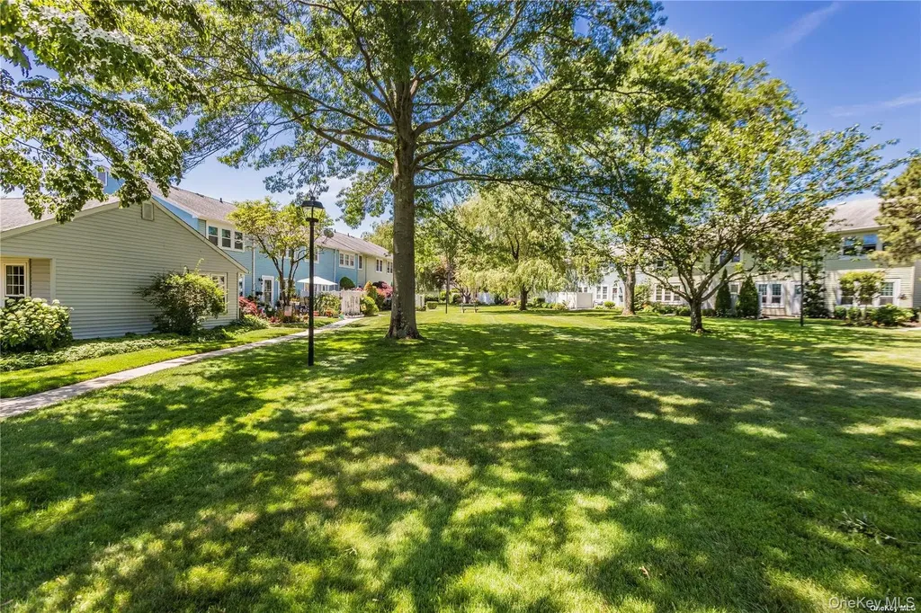 95 Whalers Cove Babylon NY 11702