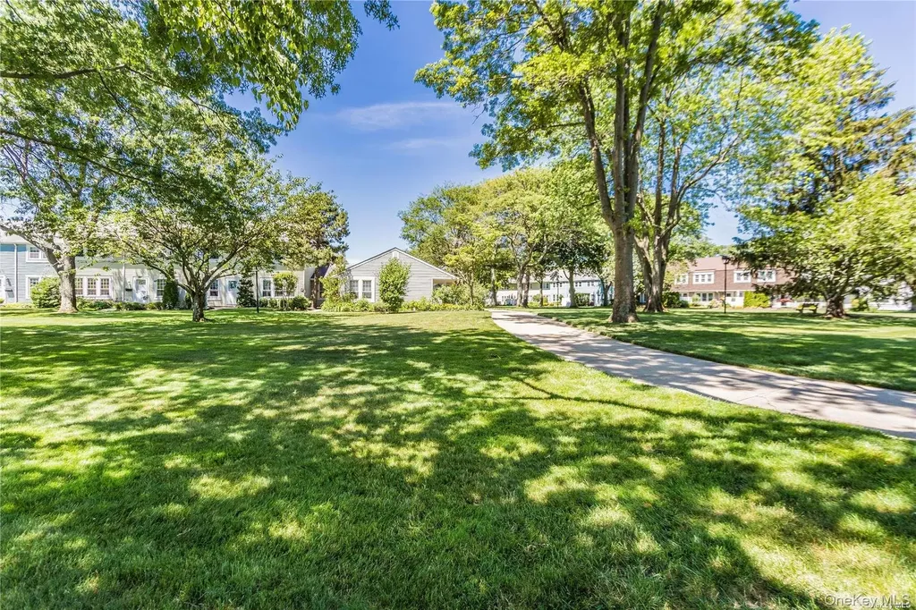 95 Whalers Cove Babylon NY 11702