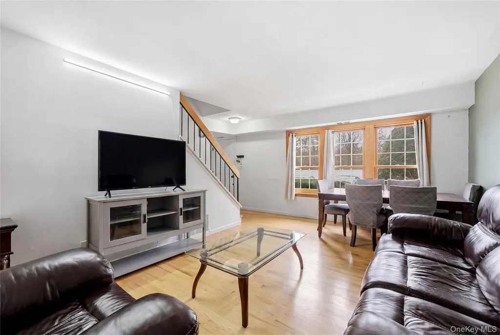 95 Whalers Cove Babylon NY 11702