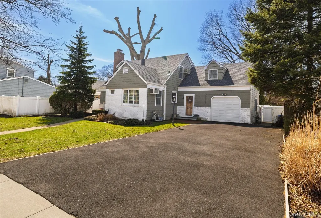 11 Maple Street Malverne NY 11565
