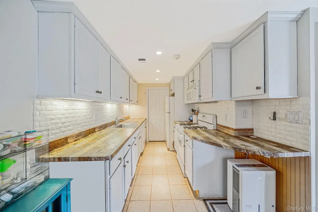 842 Golf Lane Medford NY 11763