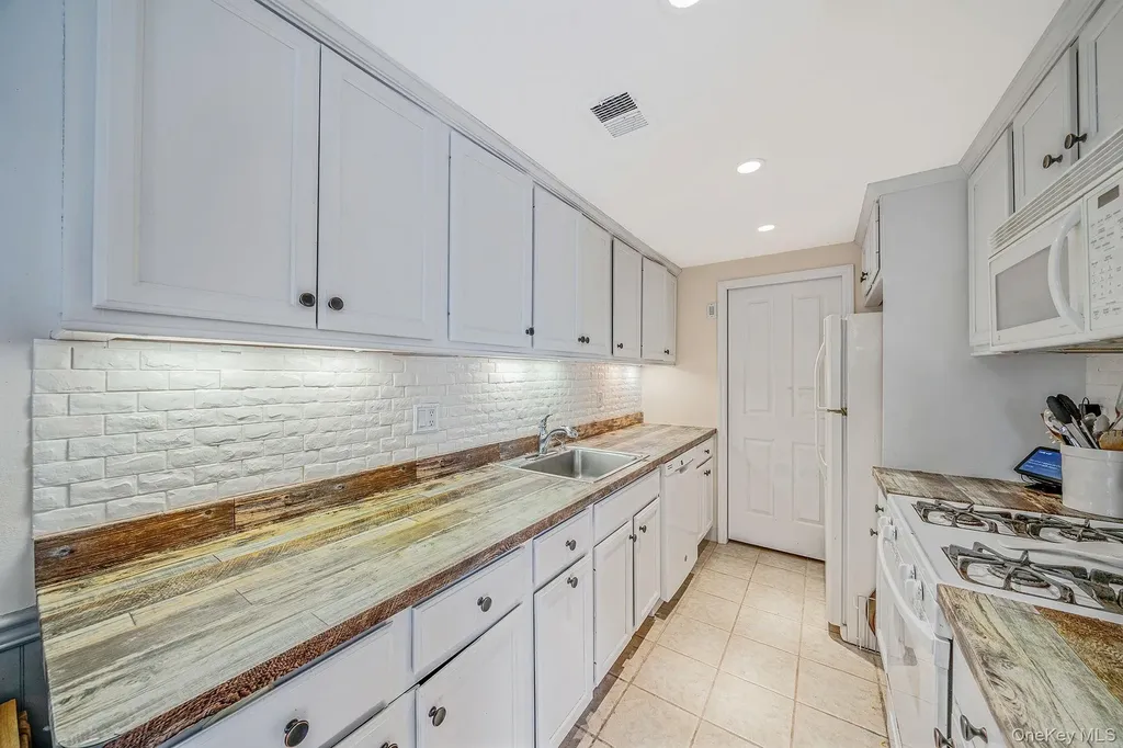 842 Golf Lane Medford NY 11763