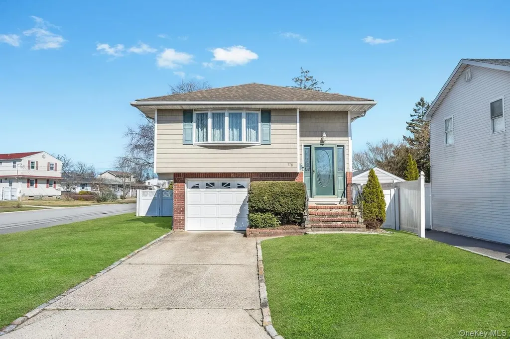 178 5th Avenue West Babylon NY 11704