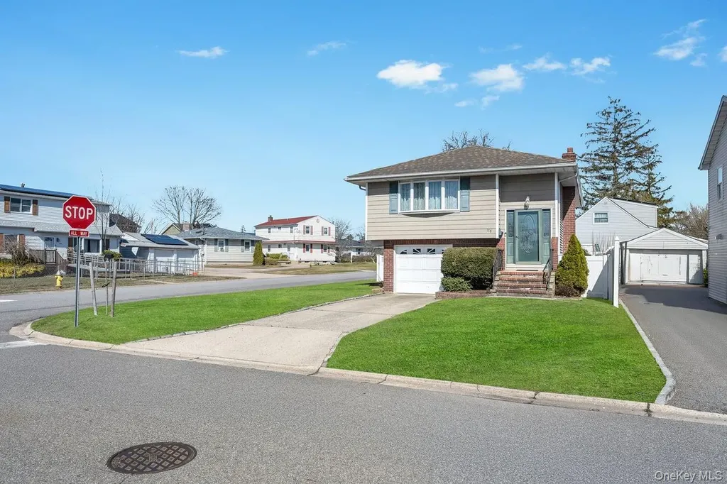 178 5th Avenue West Babylon NY 11704