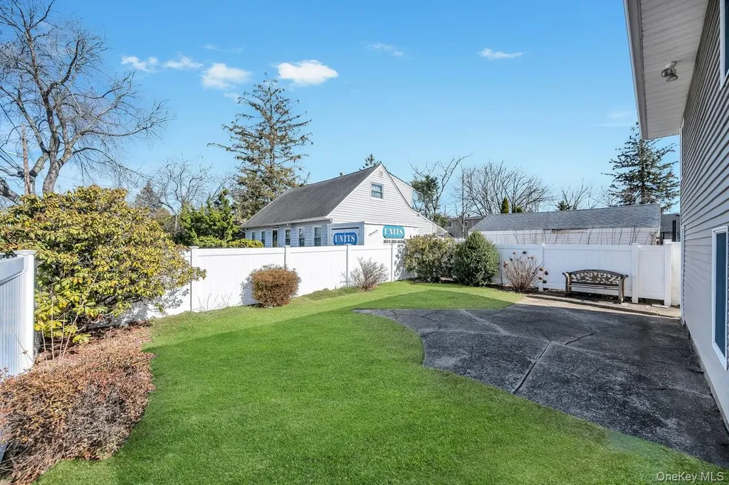 178 5th Avenue West Babylon NY 11704