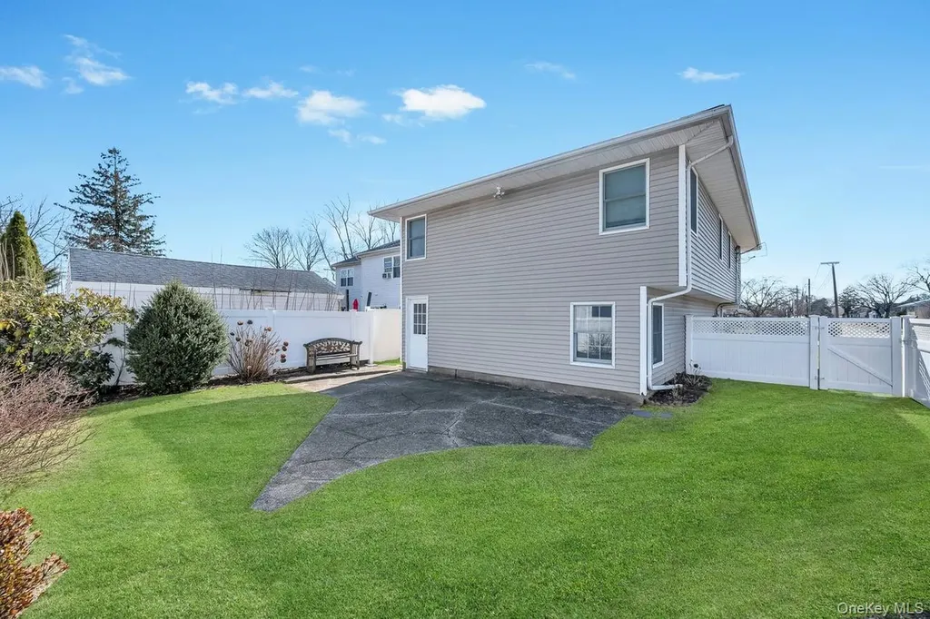 178 5th Avenue West Babylon NY 11704