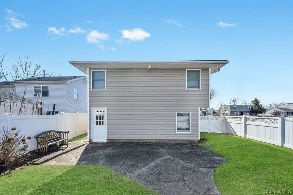 178 5th Avenue West Babylon NY 11704