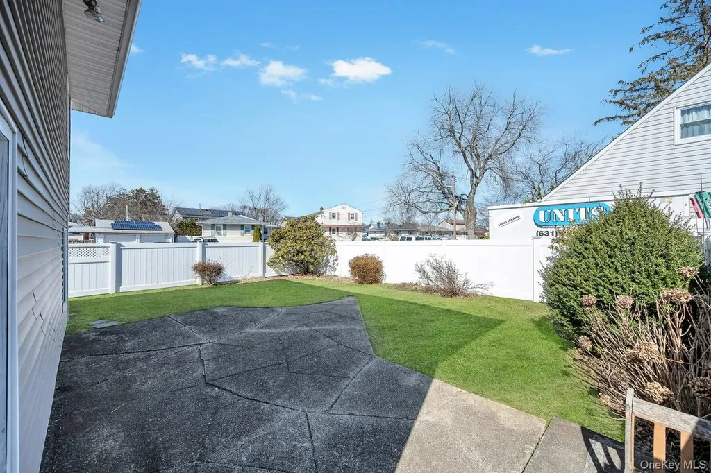178 5th Avenue West Babylon NY 11704