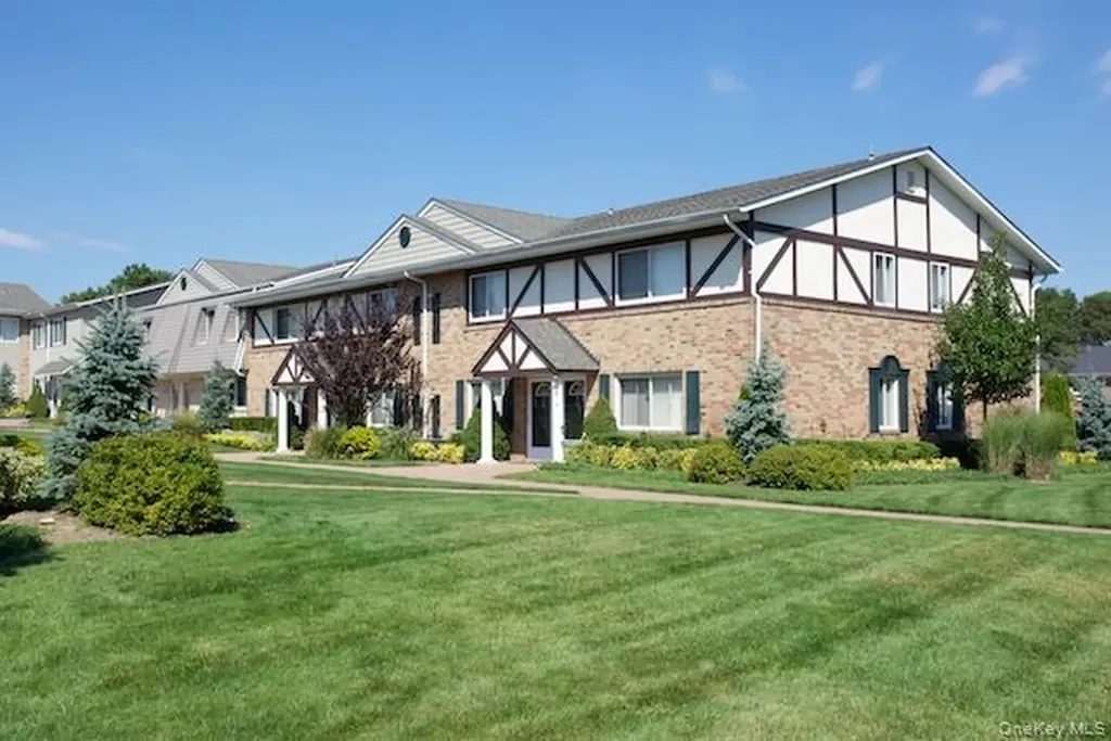 90 Moonlight Walk Holbrook NY 11741