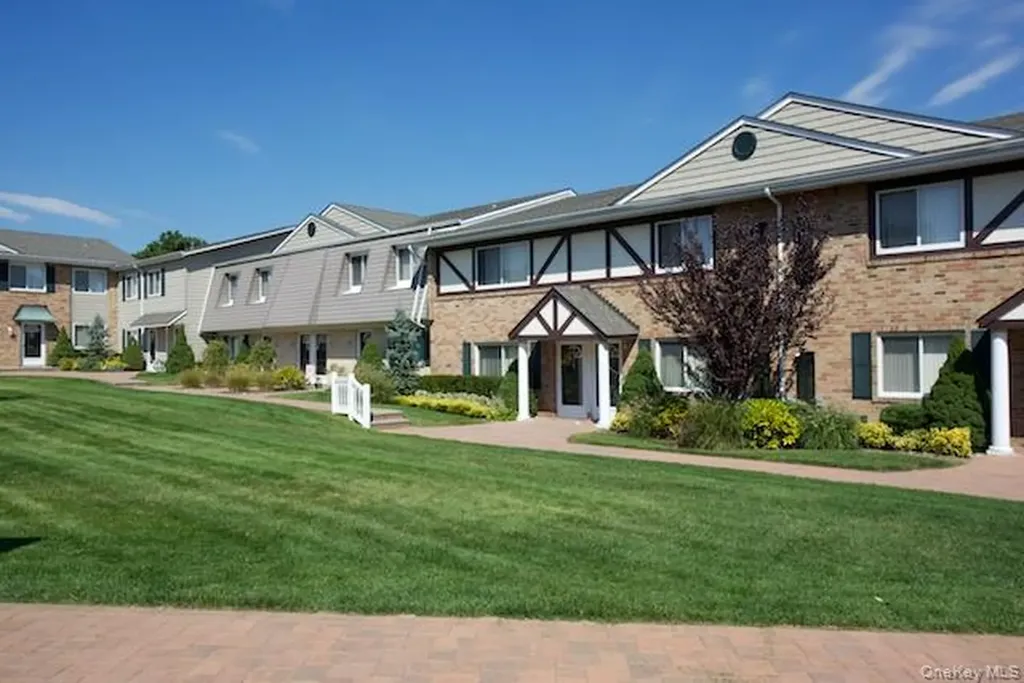 125 Moonlight Walk Holbrook NY 11741