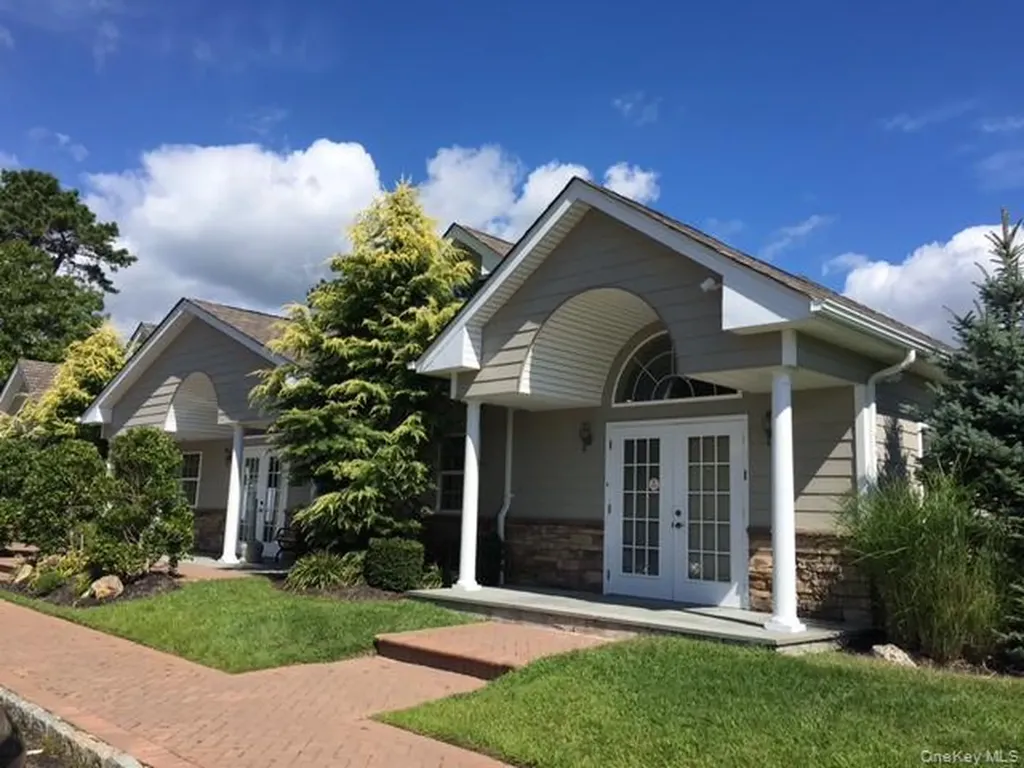 125 Moonlight Walk Holbrook NY 11741