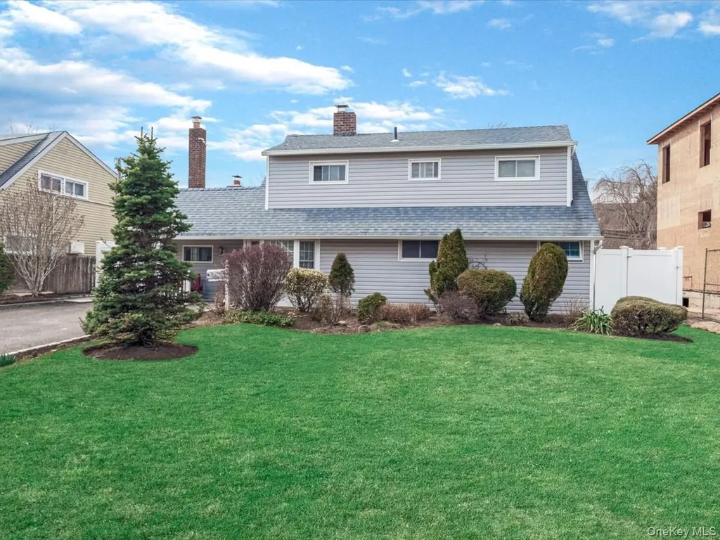 34 Hedge Lane Westbury NY 11590