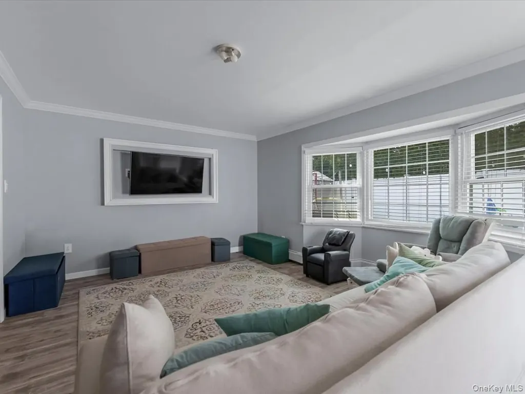 34 Hedge Lane Westbury NY 11590