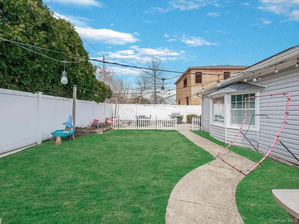 34 Hedge Lane Westbury NY 11590
