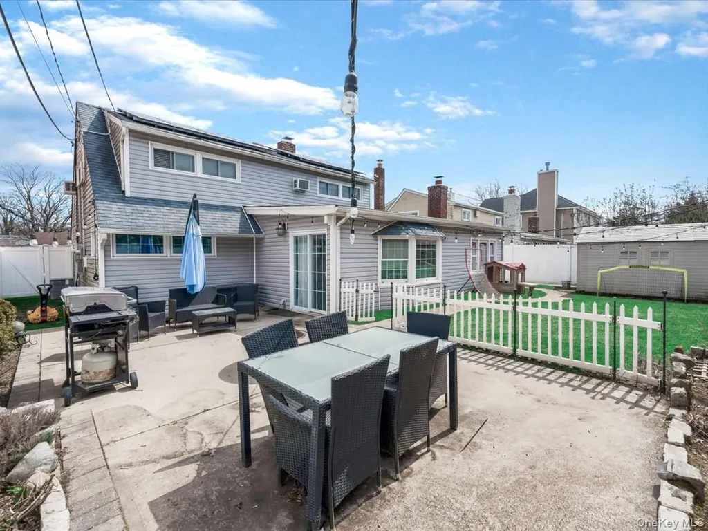 34 Hedge Lane Westbury NY 11590