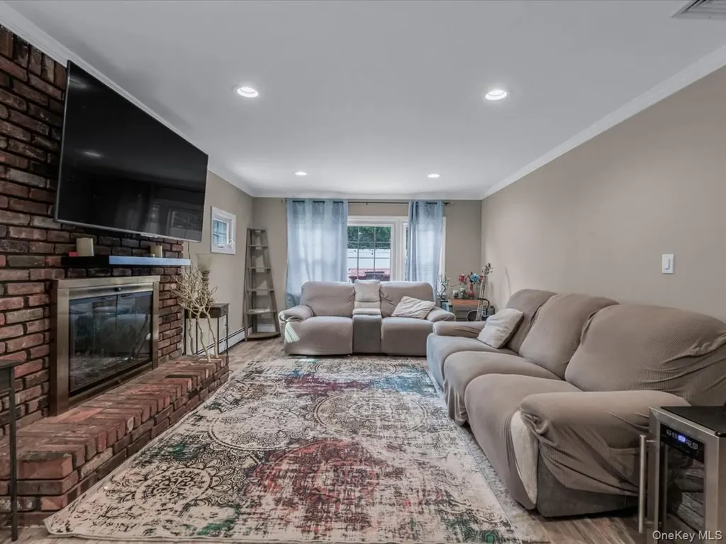 34 Hedge Lane Westbury NY 11590