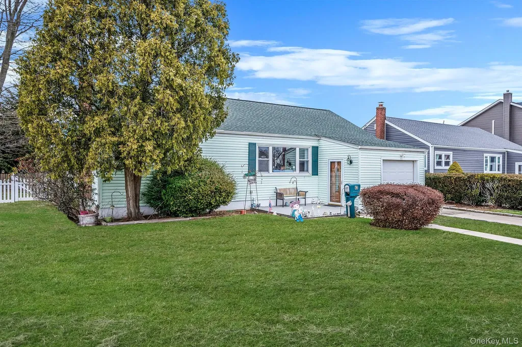 43 E June Street Lindenhurst NY 11757
