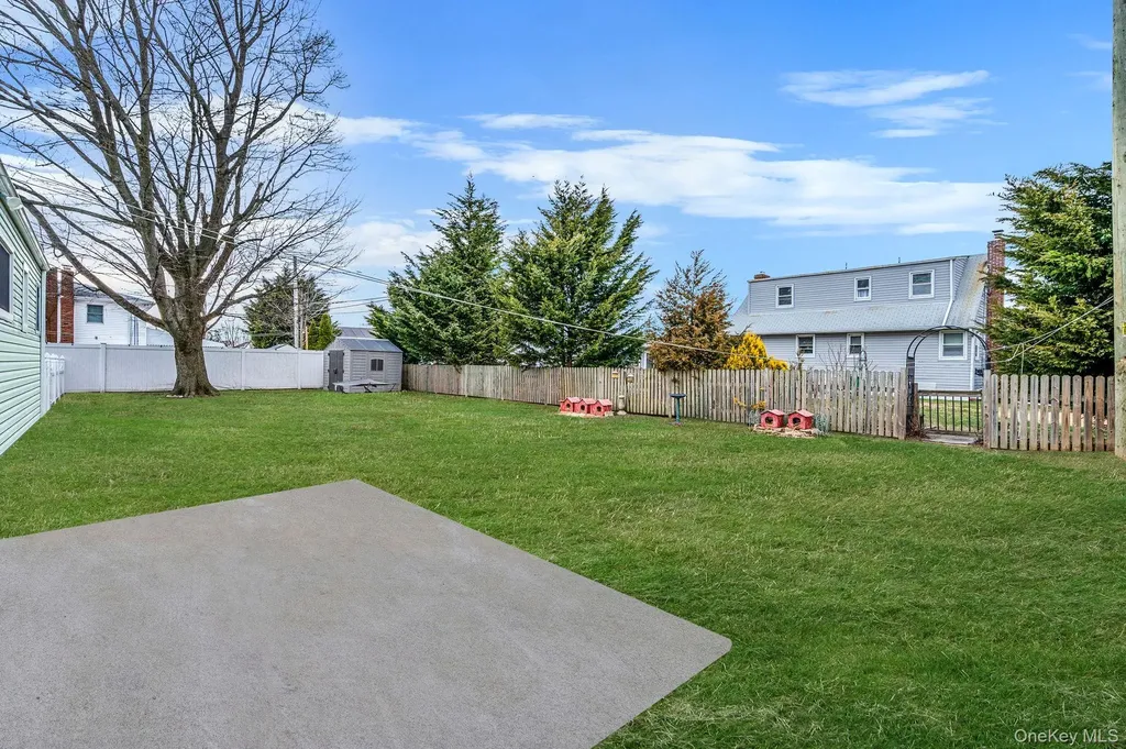 43 E June Street Lindenhurst NY 11757