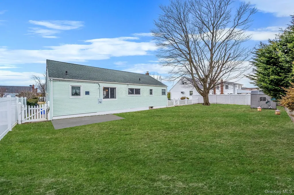 43 E June Street Lindenhurst NY 11757