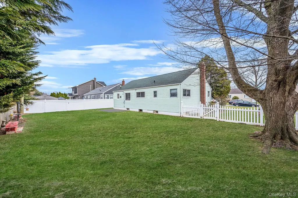 43 E June Street Lindenhurst NY 11757