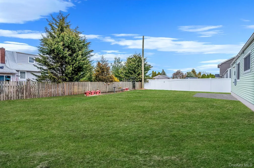 43 E June Street Lindenhurst NY 11757
